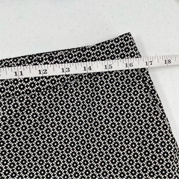 Ellen Tracy Geometric Black White Print Pockets Cropped Ankle Zip Button Pants - Picture 10 of 12